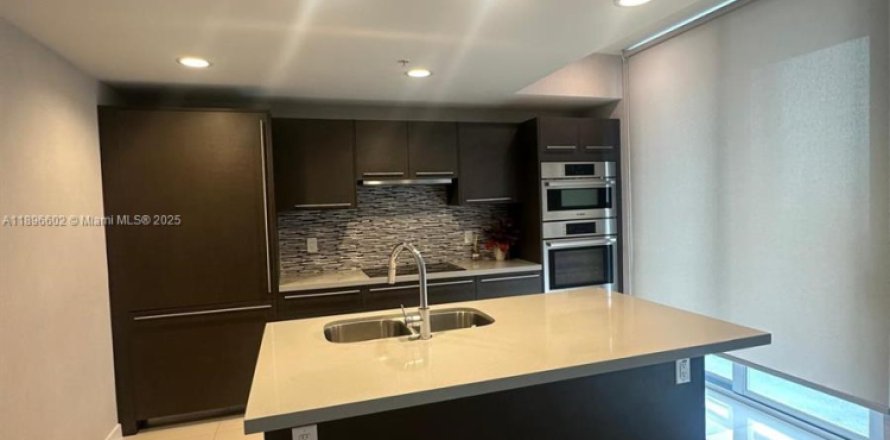 Кондоминиум с 1 спальней в Майами, Флорида № 1947803