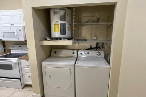 Condominio en alquiler en Hialeah, Florida, 1 dormitorio, 66.43 m2 № 1942634 - foto 6