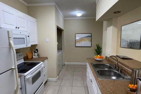 Condominio en alquiler en Hialeah, Florida, 1 dormitorio, 66.43 m2 № 1942634 - foto 3
