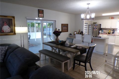 House in Homestead, Florida 5 bedrooms, 160.44 sq.m. № 1953298 - photo 18