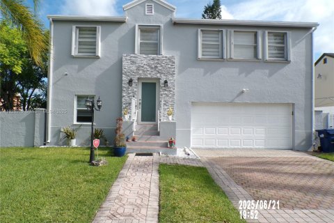 House in Homestead, Florida 5 bedrooms, 160.44 sq.m. № 1953298 - photo 1