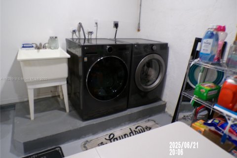 House in Homestead, Florida 5 bedrooms, 160.44 sq.m. № 1953298 - photo 22