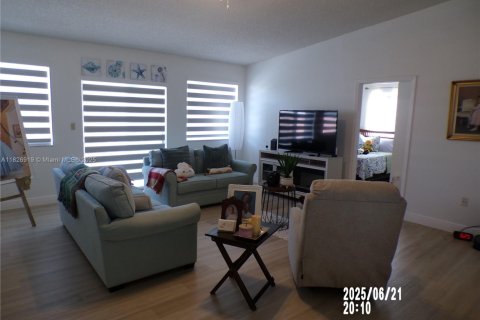 House in Homestead, Florida 5 bedrooms, 160.44 sq.m. № 1953298 - photo 25