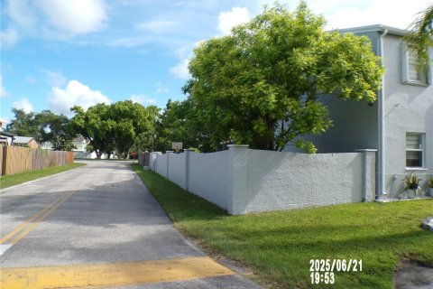 House in Homestead, Florida 5 bedrooms, 160.44 sq.m. № 1953298 - photo 3