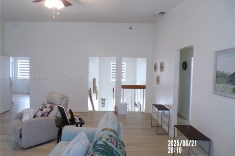 House in Homestead, Florida 5 bedrooms, 160.44 sq.m. № 1953298 - photo 23