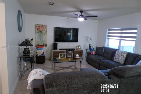 House in Homestead, Florida 5 bedrooms, 160.44 sq.m. № 1953298 - photo 15