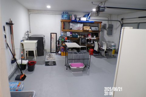 House in Homestead, Florida 5 bedrooms, 160.44 sq.m. № 1953298 - photo 21