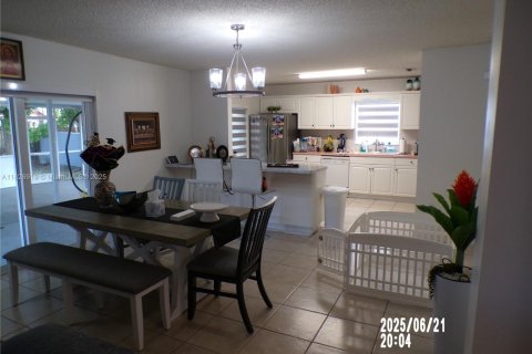 House in Homestead, Florida 5 bedrooms, 160.44 sq.m. № 1953298 - photo 17