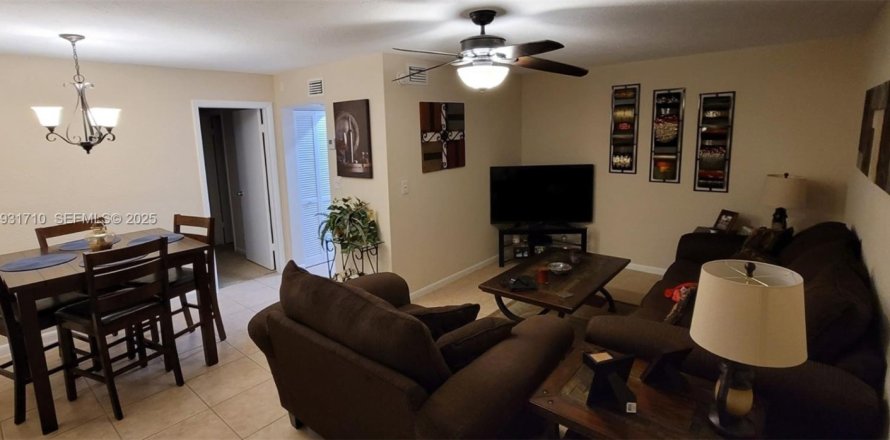 Condominio en Coral Springs, Florida, 1 dormitorio  № 1992059