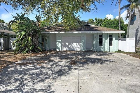 Commercial property in Seminole, Florida 3 bedrooms, 159.79 sq.m. № 2348190