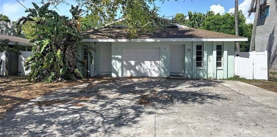 Commercial property in Seminole, Florida 3 bedrooms, 159.79 sq.m. № 2348190