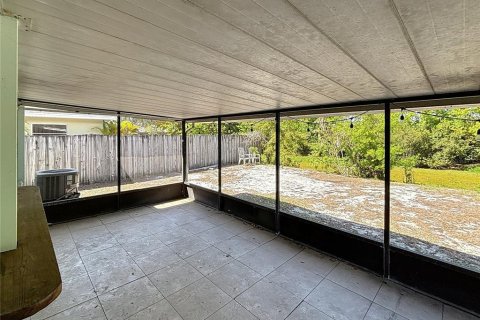 Commercial property in Seminole, Florida 3 bedrooms, 159.79 sq.m. № 2348190 - photo 17