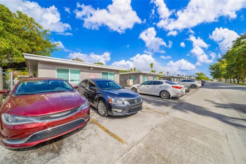 Commercial property in Opa-locka, Florida № 1868492 - photo 2