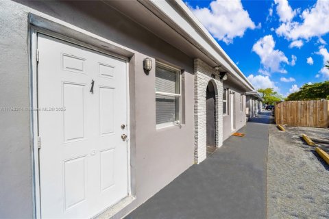 Commercial property in Opa-locka, Florida № 1868492 - photo 8