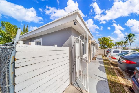 Commercial property in Opa-locka, Florida № 1868492 - photo 23