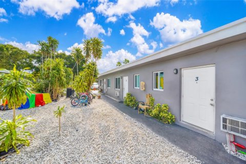 Commercial property in Opa-locka, Florida № 1868492 - photo 16