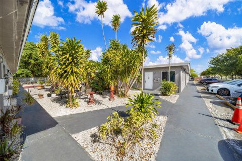 Commercial property in Opa-locka, Florida № 1868492 - photo 1