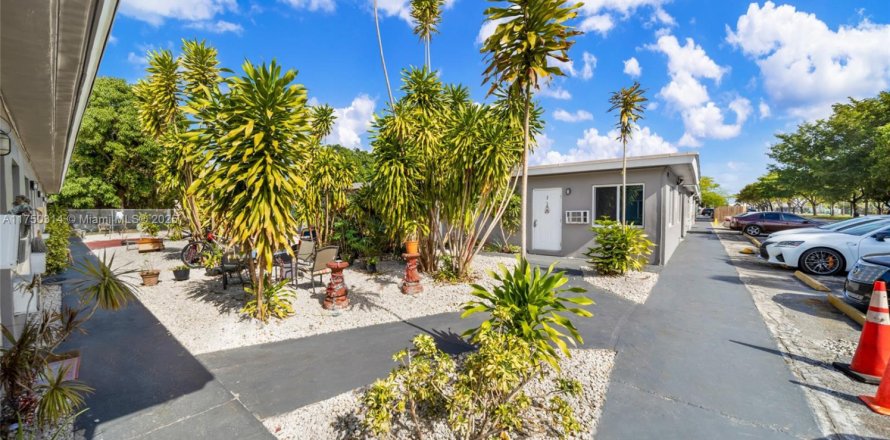 Commercial property in Opa-locka, Florida № 1868492