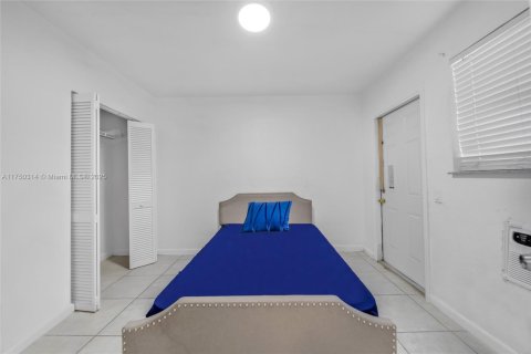 Commercial property in Opa-locka, Florida № 1868492 - photo 12