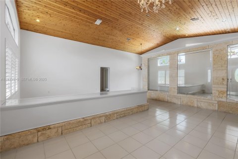 House in Miami, Florida 5 bedrooms, 350.71 sq.m. № 1991803 - photo 9