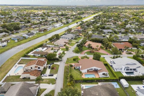 House in Miami, Florida 5 bedrooms, 350.71 sq.m. № 1991803 - photo 23
