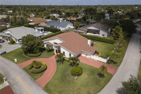 House in Miami, Florida 5 bedrooms, 350.71 sq.m. № 1991803 - photo 22
