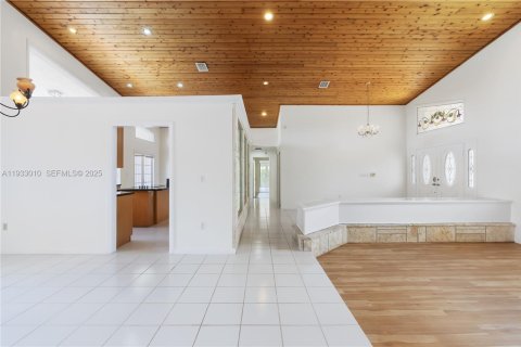 House in Miami, Florida 5 bedrooms, 350.71 sq.m. № 1991803 - photo 7