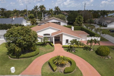 House in Miami, Florida 5 bedrooms, 350.71 sq.m. № 1991803 - photo 4