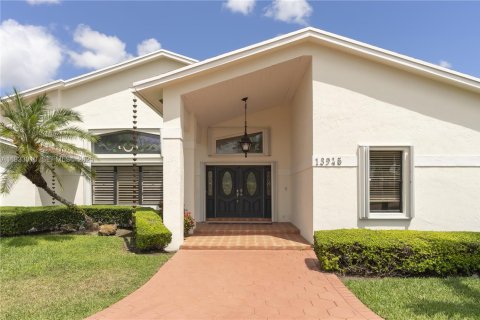 House in Miami, Florida 5 bedrooms, 350.71 sq.m. № 1991803 - photo 1