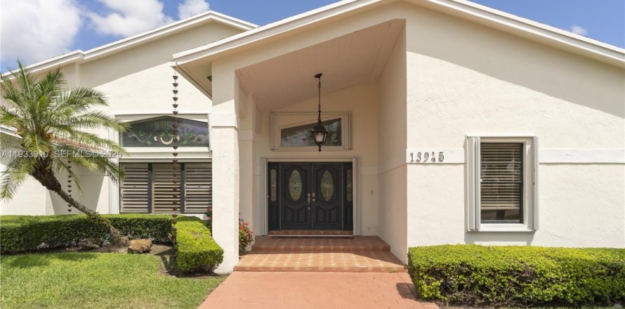 House in Miami, Florida 5 bedrooms, 350.71 sq.m. № 1991803