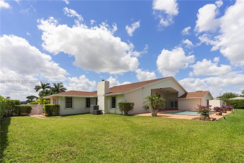 House in Miami, Florida 5 bedrooms, 350.71 sq.m. № 1991803 - photo 13
