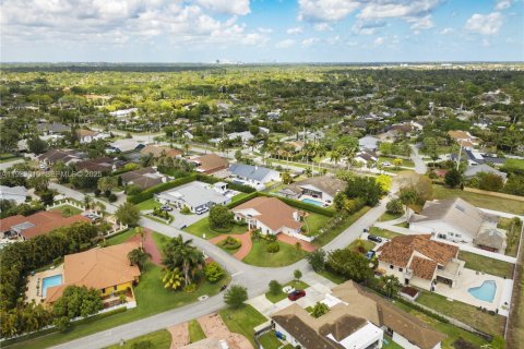 House in Miami, Florida 5 bedrooms, 350.71 sq.m. № 1991803 - photo 20