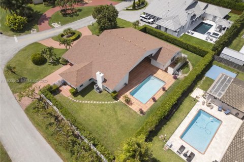 House in Miami, Florida 5 bedrooms, 350.71 sq.m. № 1991803 - photo 18