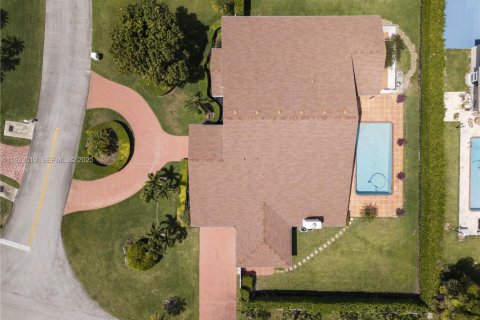 House in Miami, Florida 5 bedrooms, 350.71 sq.m. № 1991803 - photo 17