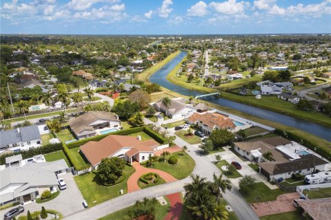 House in Miami, Florida 5 bedrooms, 350.71 sq.m. № 1991803 - photo 21