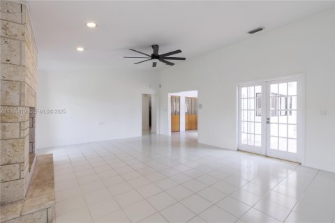 House in Miami, Florida 5 bedrooms, 350.71 sq.m. № 1991803 - photo 8