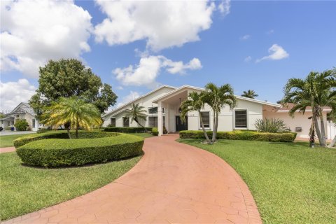 House in Miami, Florida 5 bedrooms, 350.71 sq.m. № 1991803 - photo 2