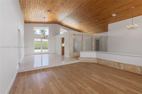 House in Miami, Florida 5 bedrooms, 350.71 sq.m. № 1991803 - photo 6