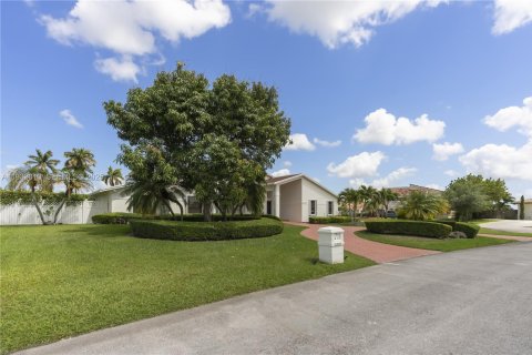 House in Miami, Florida 5 bedrooms, 350.71 sq.m. № 1991803 - photo 3