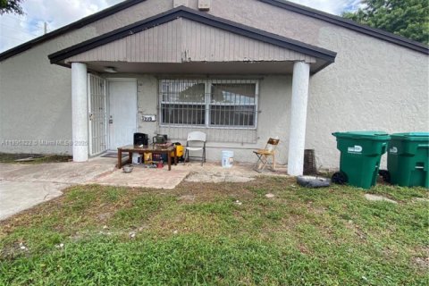 Townhouse in Miami Gardens, Florida 4 bedrooms, 120.96 sq.m. № 1948689 - photo 1