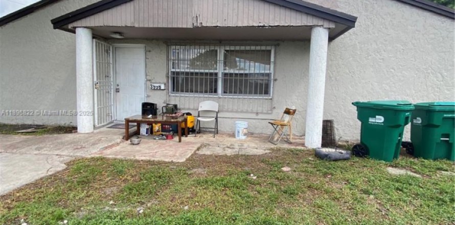 Townhouse in Miami Gardens, Florida 4 bedrooms, 120.96 sq.m. № 1948689