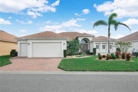 House in Winter Haven, Florida 3 bedrooms, 249.16 sq.m. № 2359289