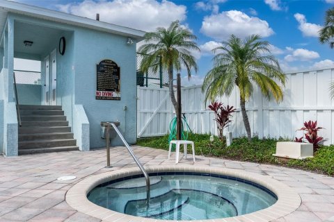 Townhouse in Indian Rocks Beach, Florida 3 bedrooms, 145.48 sq.m. № 1667052 - photo 4