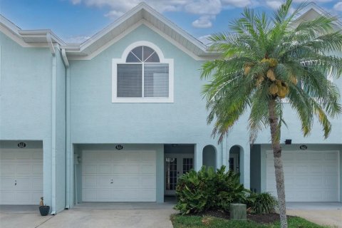 Townhouse in Indian Rocks Beach, Florida 3 bedrooms, 145.48 sq.m. № 1667052 - photo 1