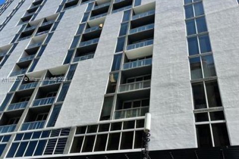Condo in Miami, Florida, 1 bedroom  № 1704465 - photo 1