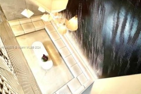 Condo in Miami, Florida, 1 bedroom  № 1704465 - photo 14