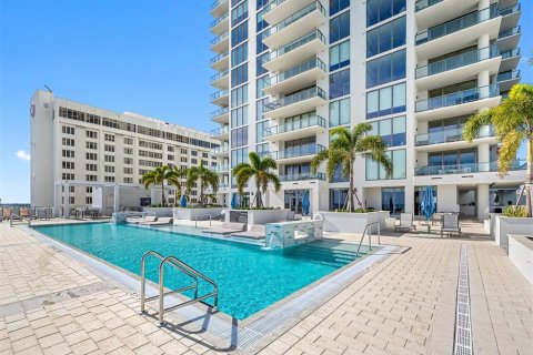 Condo in Saint Petersburg, Florida, 2 bedrooms  № 2379535 - photo 13