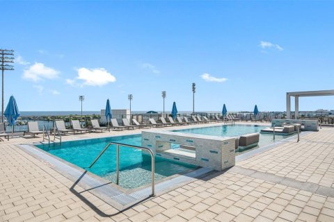 Condo in Saint Petersburg, Florida, 2 bedrooms  № 2379535 - photo 11