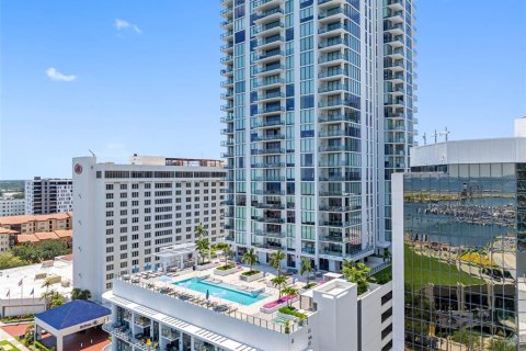 Condo in Saint Petersburg, Florida, 2 bedrooms  № 2379535 - photo 4
