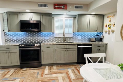 Condo in Madeira Beach, Florida, 3 bedrooms  № 946782 - photo 20